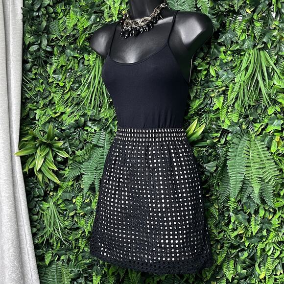 ANN TAYLOR LOFT Skirt Women XS Black Nude Lining‎ Eyelet Embroidered Mini 2730 - Picture 1 of 8